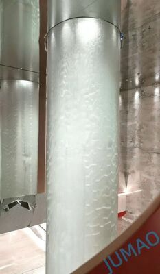 กําแพงน้ําแบบโลหะ Mesh ที่สร้างผลสัมฤทธิ์ทางสายตาที่น่าทึ่ง