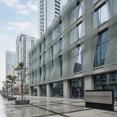 หน้าผนัง Mesh ที่ทนทานต่อการกัดกร่อน ที่ออกแบบมาเพื่อให้ความคุ้มครองที่ยั่งยืนและความน่าสนใจทางสายตาในสภาพแวดล้อมเมือง